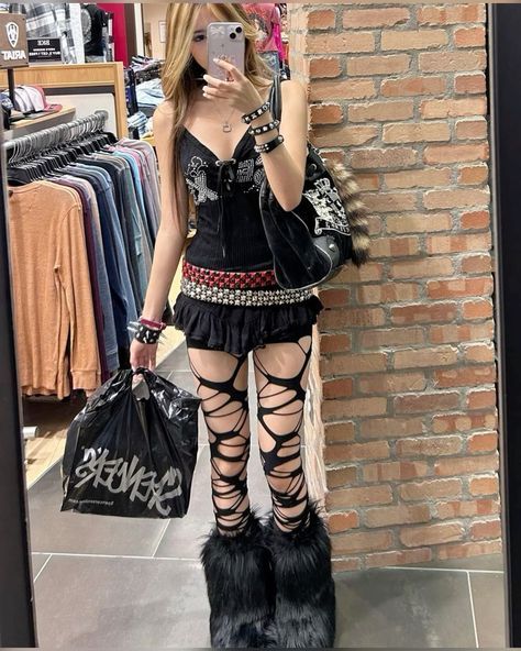 #y2k #y2koutfit #y2koutfitinspo #outfit #y2kinspo #y2kfashion Festival Outfits Alternative, Emo Y2k Grunge Outfits, Scene Goth Outfits, Alt Y2k Aesthetic, Punk Y2k Outfits, Y2k Punk Outfits, Emo Festival Outfit, Alt Gyaru, Goth School Outfit