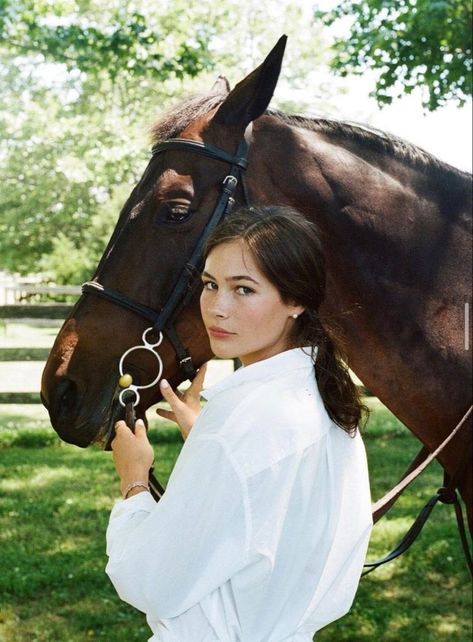 Grace Burns, Foto Cowgirl, Equestrian Aesthetic, Rural Living, Super Rich, Old Money Style, Rich Kids, Sporty And Rich, Old Money Aesthetic