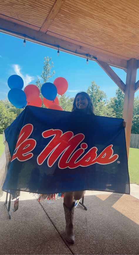 Ole Miss Grad Party, Ole Miss Graduation Party, Ole Miss Sorority, Ole Miss Aesthetic, Ole Miss Girls, Ole Miss Campus, Ole Miss Baseball, Dorm Room Inspo, Graduation Pic Ideas