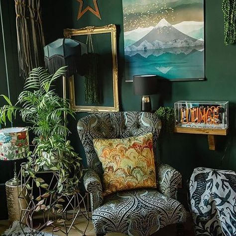 OneBohoStreet by Noemi Beres (@noemionebohostreet) • Instagram photos and videos Maximalist Decor Vintage, Vintage Maximalist Decor, Dark Green Living Room, Glamour Home, Dark Green Walls, Maximalist Interior, Display Family Photos, Unique Gallery Wall, Giveaway Alert