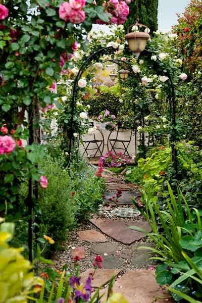 Garden Beauty on a Budget Old Fashion Garden, Pocket Garden, Romantic Garden, Garden Tours, Old Fashion, Garden Gates, Garden Paths, Dream Garden, Garden Planning