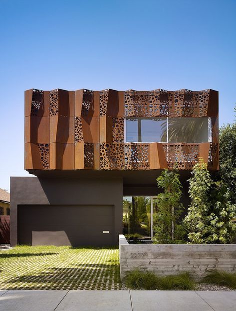 Walnut Residence draws inspiration from massive pine tree Display Visual Merchandising, Luxury Tree Houses, Architecture Cool, Metal Facade, Contemporary Exterior, Design Exterior, Corten Steel, Facade Architecture, Facade Design