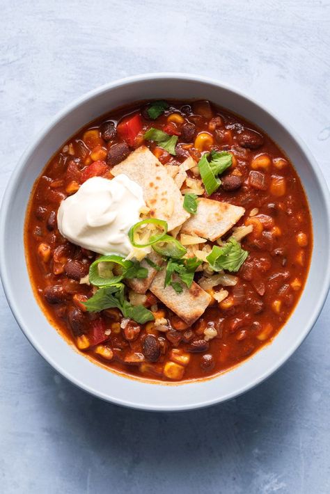 Chili Vegetarian, Corn Bisque, Chili Enchiladas, Corn Chili, Black Bean And Corn, Quinoa Chili, Vegetarian Chili Recipe, Vegetarian Mexican, Black Bean Chili