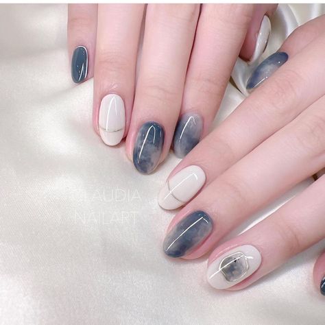 Simple And Elegant Nail Art, Nail Art Simple Minimalist, Desain Nail Art Simple, Nail Art Simple Elegant, Nailart Simple, Minimal Nails Art, Korean Nail Art, Art Deco Nails, Elegant Nail Art