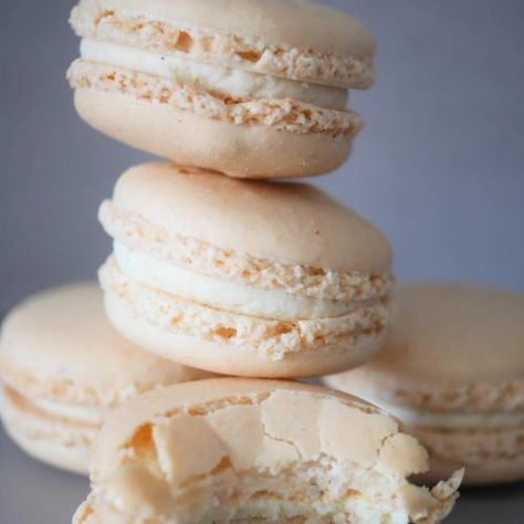 Macarons vegan - Comment j'ai changé de vie Patisserie Vegan, Pop Cakes, Les Macarons, White Desserts, Desserts Vegan, White Food, Vegan Kitchen, French Food, Lactose Free