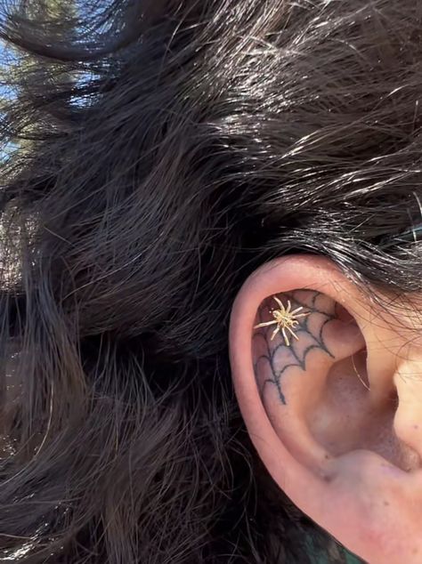 Spider Web In Ear Tattoo, Ear Web Tattoo, Gothic Ear Tattoo, Ear Tattoo Inner With Piercing, Interactive Tattoo Ideas, Spider Web Ear Tattoo, Spider Ear Tattoo, Scary Small Tattoos, Spiderweb Ear Tattoo