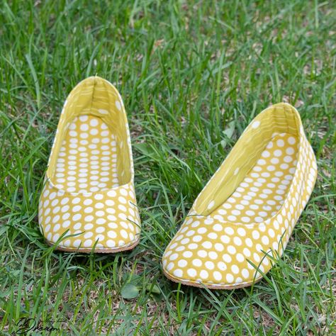 Yellow outdoor ballet flats > with my hands - Dream Diy Ballet Flats, Regency Shoes, Edwardian Walking Skirt, Truly Victorian, Historical Shoes, Old Bras, Shoe Repair Shop, White Slippers, Modern Shoes