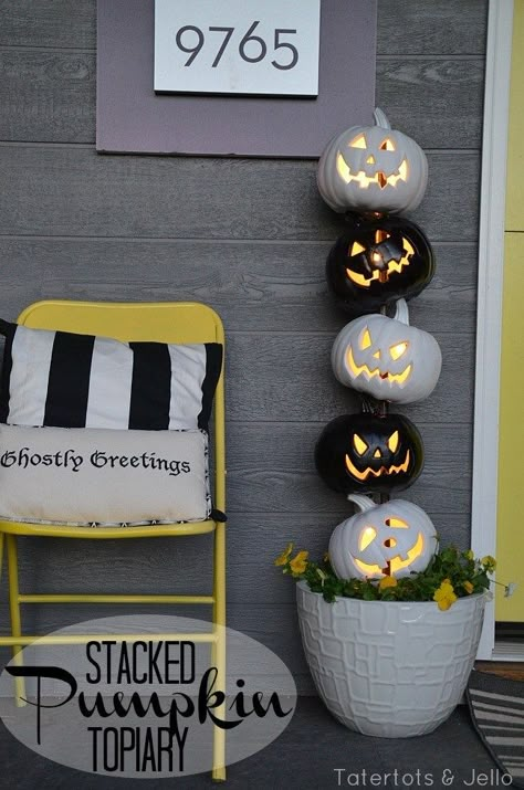 Spray paint foam jack-o-lanterns and stack them to create a Halloween Topiary. Add lights and you have a super cute and festive way to welcome guests to your home! Strašidelný Halloween, Black White Halloween, Halloween Diy Outdoor, Casa Halloween, Pumpkin Topiary, Halloween Decorations Diy Outdoor, Adornos Halloween, Halloween Porch Decorations, Diy Halloween Decor