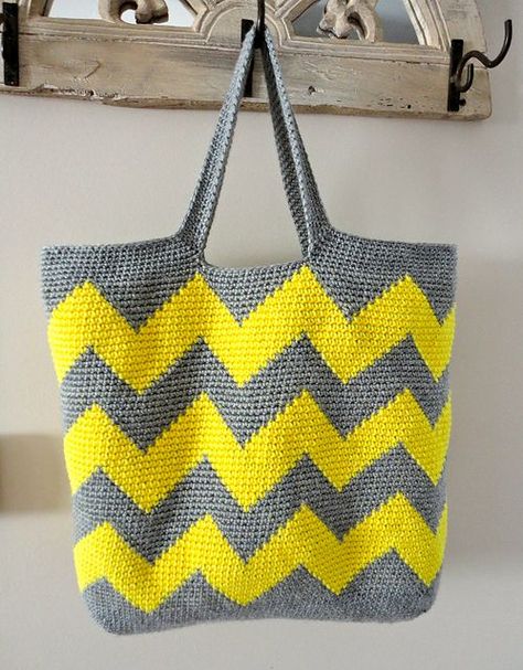 Diy Sac Pochette, Diy Crochet Purse, Chevron Crochet, Crocheted Bags, Yellow Chevron, Crochet Bags Purses, Crochet Diy, Crochet Tote, A Hook