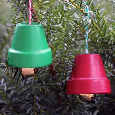 DIY Terra Cotta Bells | This DIY ornament idea is dollar store-friendly! Crismas Tree, Diy Easy Crafts, Christmas Bell Ornaments, Diy Christmas Decorations For Home, Terra Cotta Pot Crafts, Diy Christmas Ornaments Easy, Christmas Pots, Christmas Craft Projects, Flower Pot Crafts