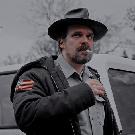 jim hopper (stranger things) Jim Hooper, Chief Hopper, David Harbor, Hopper Stranger Things, Jim Hopper, David Harbour, Mike Wheeler, Stranger Things Poster, Stranger Things 2