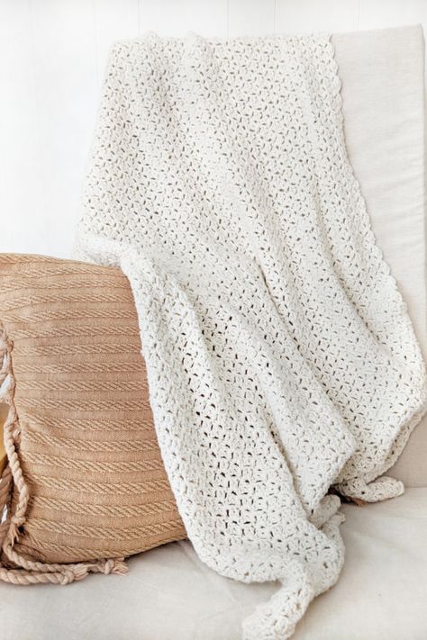 Crochet a cozy cotton throw for the summer time with this easy pattern! This beautiful crochet throw would look cute in any room of the house or use it as a cover up during those chilly summer nights. The cozy cotton throw is made using a simple one stitch repeat and can be made in a day. Grab your favorite soft cotton yarn or any other worsted weight yarn and get ready to make this crochet throw. It's sure to become a family favorite! Light Crochet Blanket Pattern Free, Crochet Blanket Cotton Yarn, Light Weight Crochet Blanket Patterns Free, Crochet Cotton Blanket Patterns Free, Simple Crochet Blanket, Crochet Blanket Video, Chunky Crochet Scarf, Modern Crochet Blanket, Crochet Throw Pattern