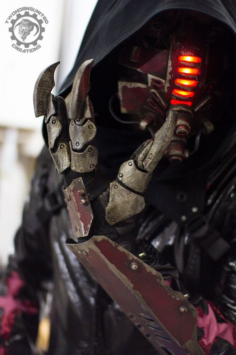 Red Tremor - Cyberpunk mask and claw gauntlets by TwoHornsUnited on DeviantArt Nomadic Clothing, Starlord Mask, Destiny Cosplay, Cyberpunk Mask, Star Wars Cartoon, Style Cyberpunk, Gas Mask Art, Cyberpunk Armor, Photo Facebook