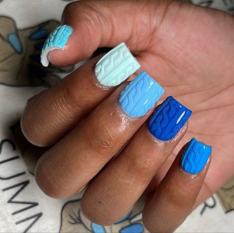 Short Acrylic Nails Christmas Designs, Christmas Nails With Sweater Nail, Short Christmas Nail Designs Blue, White And Blue Short Nails, Winter Nail Sets Short, Fall Winter Nail Ideas, Sweater Nails Short, Short Winter Acrylic Nails, Fall To Winter Nails