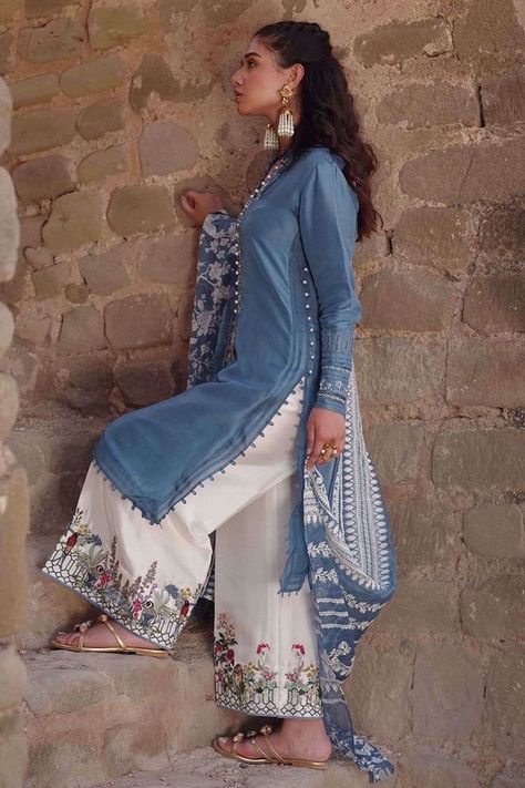 Orang India, Dress Designing, Gaun Fashion, Pakistani Fashion Casual, Pakistani Dresses Casual, Salwar Kamiz, Mode Abaya, Dress Neck Designs, Casual Wear Dress