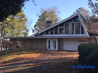 Reel to Real Movie and TV Filming Locations: Ozark (2017- ) Ozark House, Ozark Tv Show, Marty Byrde, Tv Show House, Stone Mountain Park, Lake Ozark, Houses Design, Cat Lounge, Movie Locations