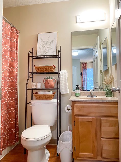 Green And Orange Bathroom Decor, Pastel Orange Bathroom, Burnt Orange Bathroom Decor, Orange And Grey Bathroom, Light Orange Bathroom, Burnt Orange Bathroom Ideas, Orange Bathroom Ideas, Orange Bathroom, Burnt Orange Bathroom