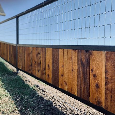 Ranch Fence Ideas Metal, Post And Rail Fence Gate, No Climb Fence Ideas, Pipe Fence Ideas, Cattle Panel Fence, Hog Wire Fence, Rolled Fencing, Pipe Fence, Cow Barn