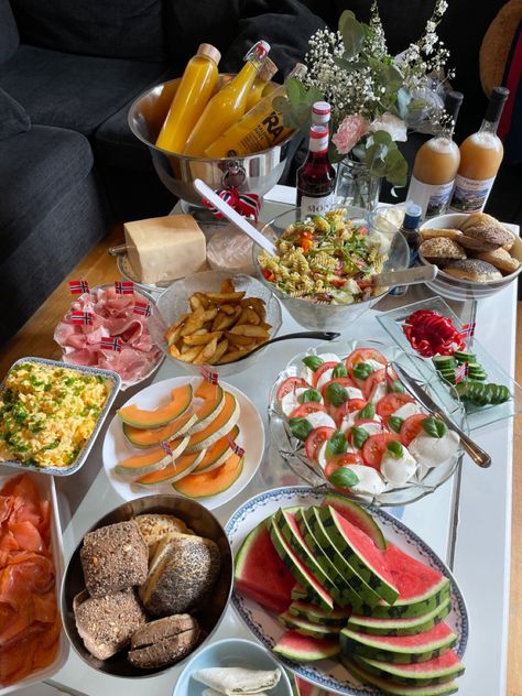 17 mai bord Breakfast For Dinner Ideas, Diy Birthday Party Decorations, Tapas Dinner, 17. Mai, Sommer Mad, Italian Dinner Party, Meal Inspiration, Lunch Inspiration, Creative Recipes