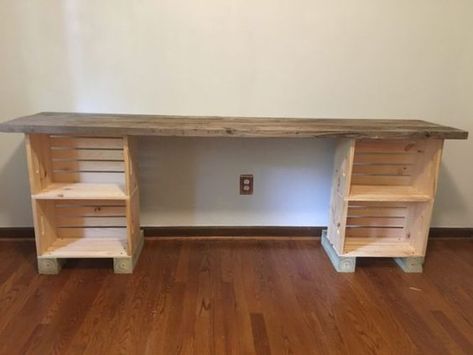 Diy Bureau, Wooden Desks, Diy Wood Desk, Crate Desk, Diy Office Desk, Diy Desk Plans, Pallet Desk, Desk With Shelves, Desk Plans