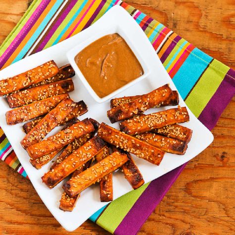 Baked Sesame Tofu Sticks Protein Snacks Low Carb, Vegan Protein Snacks, Sauce Video, Sesame Tofu, High Protein Vegetarian Recipes, Wfpb Recipes, Vegan Recipes Videos, Tofu Dishes, Peanut Recipes