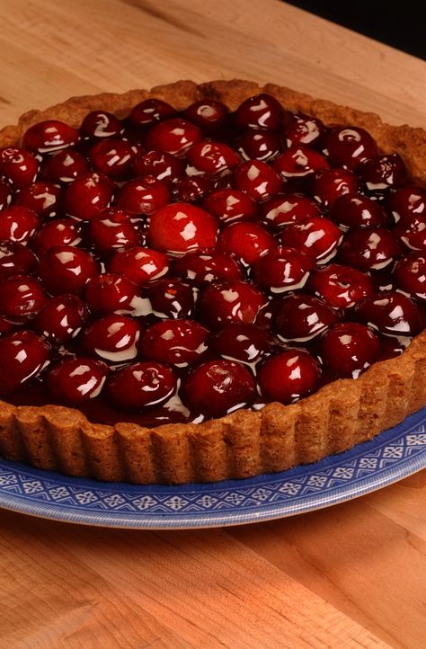 Chocolate and cherry tart Cherry Chocolate Recipes, Chocolate Cherry Tart, Tart Cherries Recipes, Dr Food, Cherry Season, Tart Dessert, Holidays Recipes, Cherry Trees, Chocolate Butter