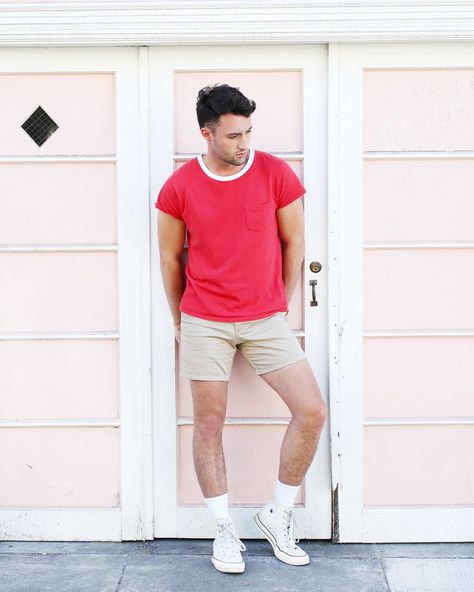 Mens Short Shorts, Above The Knee Shorts, Knee Shorts, Colored Boots, Outfit For Spring, Spring Shorts, Cool Look, Nice Shorts, Mens Fashion Trends