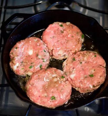 Easy Recipe on How to Cook Juicy Turkey Burgers in the Oven | eHow Turkey Burgers In The Oven, Oven Turkey Burgers, Burgers In The Oven, Turkey Burger Recipes Healthy, Ground Turkey Burgers, Ground Turkey Recipes Easy, Turkey Patties, Grilled Turkey Burgers, Juicy Turkey