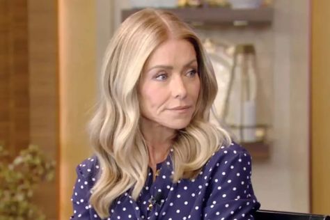 Kelly Ripa considers ditching blond hair for natural gray color Kelly Ripa Hair, Kelly Ripa, Natural Gray Hair, Going Gray, Summer Workout, Hair Blonde, Gray Hair, Beauty Shop, Her Hair