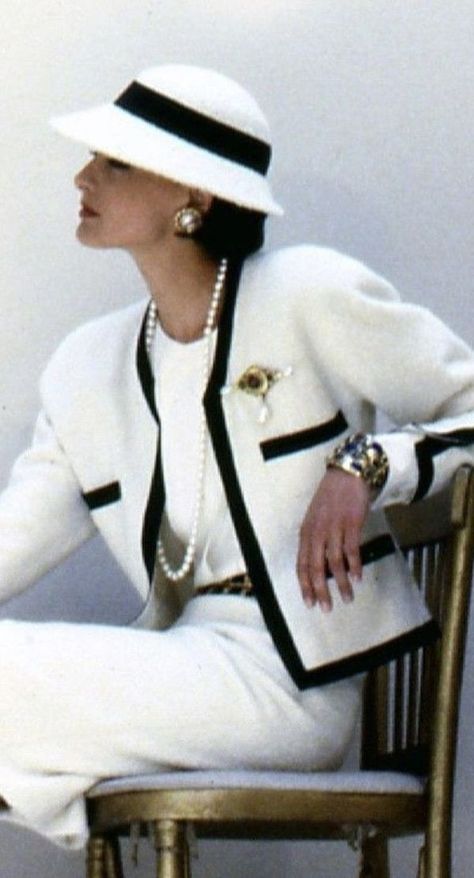 Coco Chanel | €CocoChanel | Facebook Chanel Aesthetic Outfit, Chanel Fashion Outfits, Channel Outfits, Coco Chanel Fashion, Chanel Suit, Elegante Y Chic, 90s Runway Fashion, Chanel Outfit, Mode Chanel