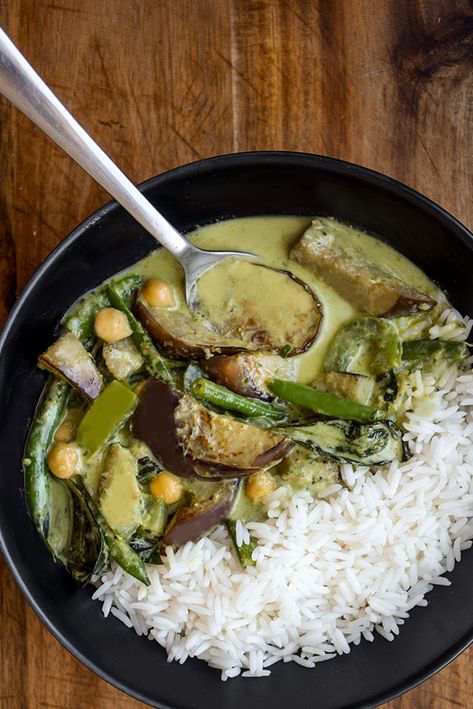 Eggplant Green Curry, Thai Aubergine Recipe, Thai Green Curry Chicken With Eggplant, Green Pepper Recipes Vegetarian, Thai Kitchen Green Curry Paste Recipe, Green Curry Eggplant, Thai Eggplant Curry, Green Curry Vegetarian, Curry With Eggplant