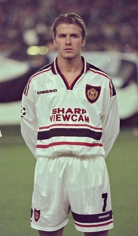 David Beckham United, 90s David Beckham, David Beckham 1999, David Beckham Young Pictures, David Beckham Aesthetic, Young Beckham, David Beckham 90s, Young David Beckham, Beckham Manchester United