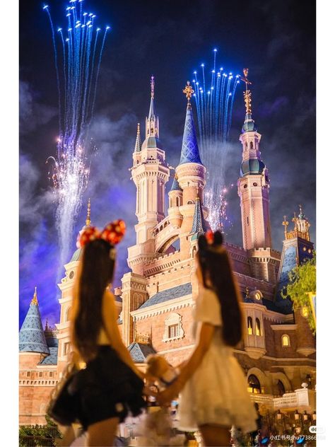 Disney Bestie Pictures, Hong Kong Picture Ideas, Korean Couple Wallpaper, Hongkong Disneyland Outfit, Hongkong Disneyland, Bestie Pictures, Disneyland Outfits, Fun Pics, Grunge Outfit