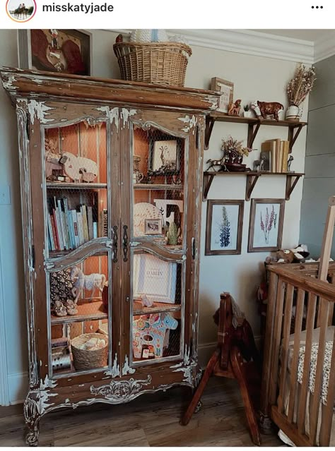 Western Themed Playroom, Western Eclectic Home Decor, Vintage Cowboy Bedroom, Vintage Cowgirl Nursery, Vintage Western Living Room, Western Playroom, Vintage Western Bedroom, Western Bookshelf, Western Shelf Decor