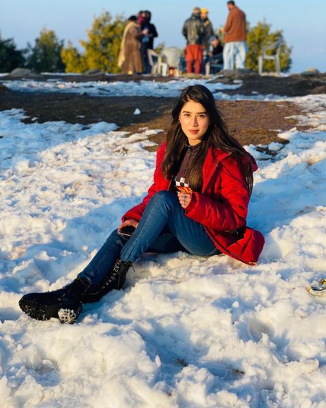 Manali Trip Outfit, Kashmir Outfit Ideas, Manali Outfit Ideas, Kashmiri Outfits For Women, Manali Trip, Trip Outfit, Casual Frocks, Winter Travel Outfit, Beautiful Casual Dresses