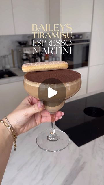 𝓛𝓲𝓿 ✨ on Instagram: "had to bring back my most viral video from last year (16 mio views) for this season: baileys tiramisu espresso martini 🥂☕️ #baileys #cocktail #cocktails #espressomartini #baileysirishcream #tiramisu #cocktailrecipes #cocktailrecipe #martini #wintercocktails #winterdrinks #holidayrecipes #christmasrecipes #christmasparty #holidayseason #viralrecipes #xmasparty #girlsnight #girlsnightout #girlsnightin #cocktailparty #friendsmas" Tiramisu Cocktail, Baileys Cocktail, Baileys Tiramisu, Xmas Drinks, Cocktail Martini, Brunch Club, Winter Cocktails, Festive Drinks, Baileys Irish Cream