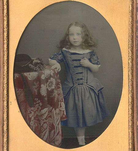 Retro Portrait, 1850s Fashion, Early Photography, Vintage Children Photos, Time Pictures, Clothing And Textile, Historical Characters, Children's Fashion, Blue Hand