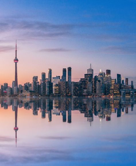 Toronto skyline at sunset with reflection Toronto Aesthetic, Toronto Skyline, Pottery Inspo, Toronto, Washington, Room Decor, Screen, New York, Quick Saves