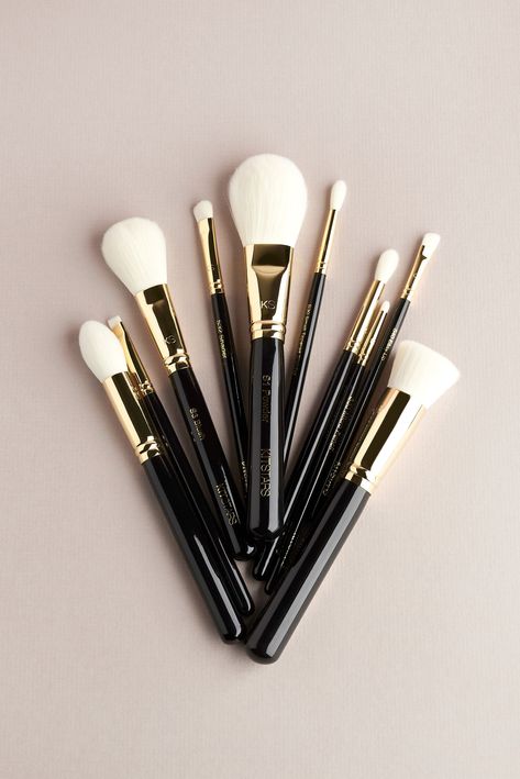 Your makeup brush kit Kylie Jenner Billionaire, Makeup Brushes Aesthetic, Makeup Forever Foundation, Makeup Studio Decor, Makeup Things, Ideal Makeup, Beauty Counter, Brush Design, Beauty Salon Design