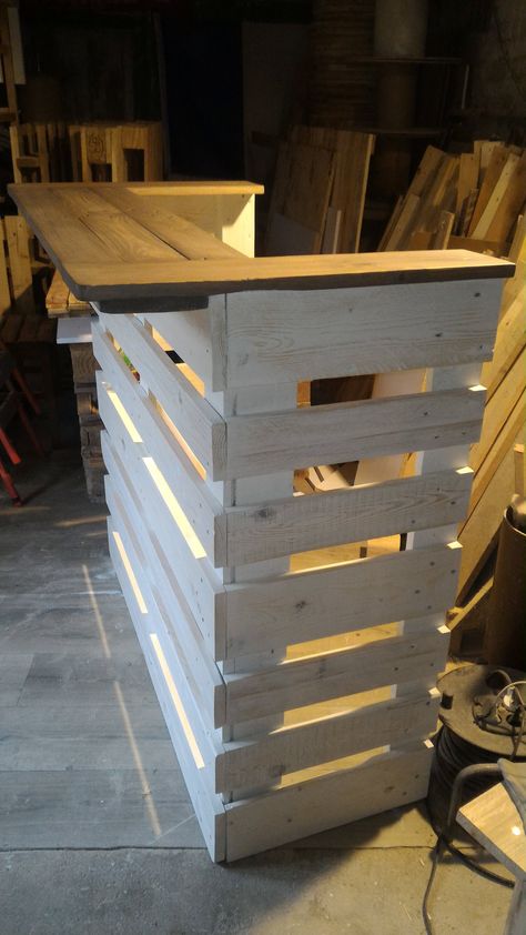 Amazing Pallet Console Bar  #console #palletbar #recyclingwoodpallets I built this console bar with recovered planks from three EURO pallets.   Projet réalisé avec des planches de 3 palettes EU neuves mais récupér...