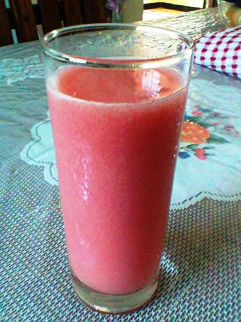 Jugo de Guayaba: Es una de las frutas con mayores niveles de vitamina C, por gramo contiene unas 6 o 7 veces más que la naranja, lo que la convierte en un antigripal natural. Non Alcoholic Drinks, Non Alcoholic, Shot Glass, Alcoholic Drinks, Drinks, Tableware, Glass