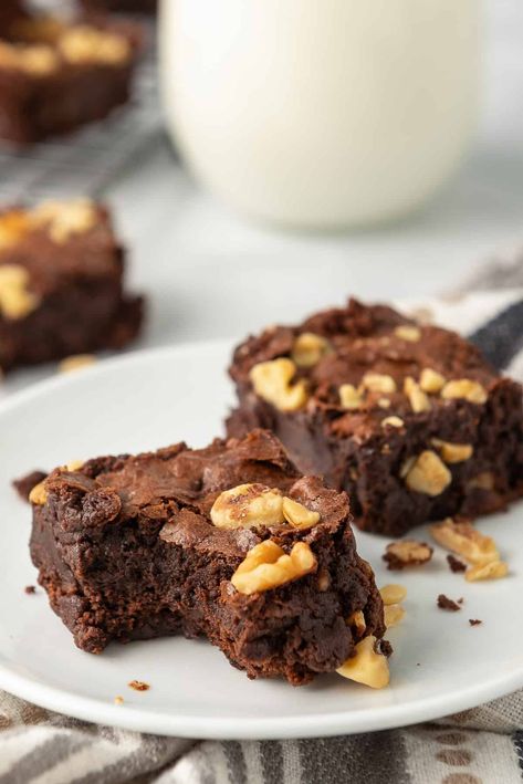 Walnut Brownie Recipe, Classic Fudge, Walnut Brownie, Chocolate Walnut Brownies, Walnut Brownies, Brownies Chocolate, Box Brownies, Blondie Brownies, Chocolate Dessert