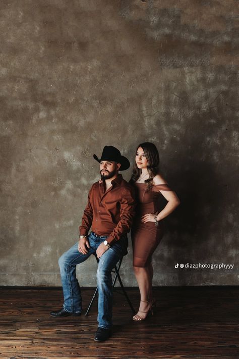 2023 Pic, Western Couple Photoshoot, Western Couple, Relationship Bracelets, Couples Pics, Photoshoot Couple, Engagement Pictures Poses, Boda Mexicana, Couple Ideas