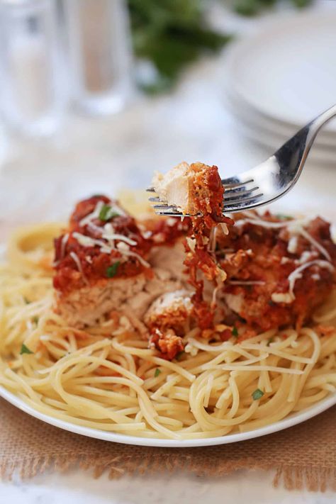 This easy SLOW COOKER CHICKEN PARMESAN is the best weekday dinner recipe. Made in the crock pot with seasoned breaded chicken breasts, marinara sauce, and cheese. Slow Cooker Kip, Meatball Spaghetti, Slow Cooker Chicken Parmesan, Crockpot Chicken Parmesan, Chipotle Recipes Chicken, Appetizer Sandwiches, Easy Slow Cooker Chicken, Breaded Chicken Breast, Diner Recept