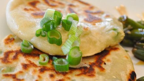 These savory green onion pancakes make a great accompaniment to grilled meat or chicken. Green Onion Cakes, Green Onion Pancake, Onion Pancake, Chinese Dinner, Healthy Homemade Snacks, Honey Sesame Chicken, Kitchen Fun, Green Onion, Homemade Snacks