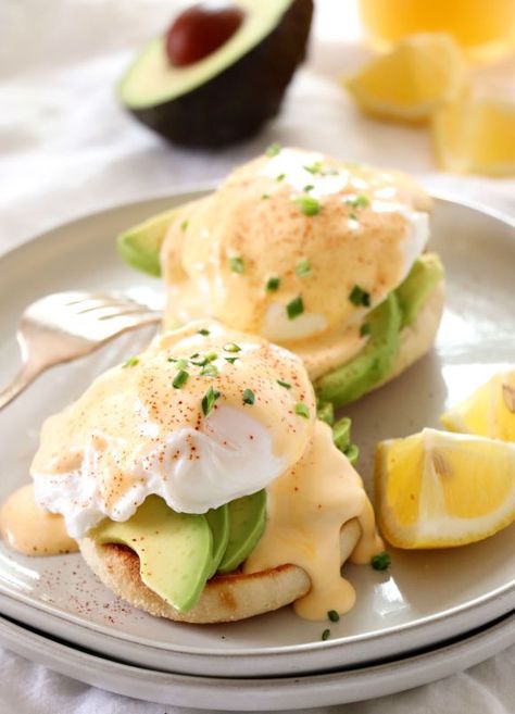 Avocado Eggs Benedict Avocado Eggs Benedict, Cut Avocado, Avocado Eggs, Egg Benedict, Menu Sarapan Sehat, English Muffins, Doodle Ideas, Poached Egg, Gordon Ramsay