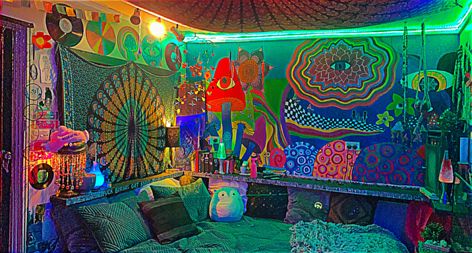 Trippy Dorm Room Ideas, Trippy Hippy Aesthetic Room, Weirdcore Room Ideas, Hippy Bedroom Ideas, Trippy Aesthetic Room, Psychadelic Room, Trippy Bedroom Ideas, Trippy House Decor, Psychadelic Room Aesthetic