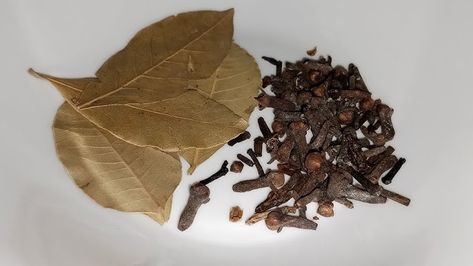 Why You Should Mix 2 Cloves with 2 Bay Leaves: The Benefits and How to Use It Leaf Health, Swollen Gum, Natural Repellent, Kitchen Spice Racks, Cinnamon Tea, Respiratory Health, Natural Teeth Whitening, Wellness Recipes, Kitchen Spices