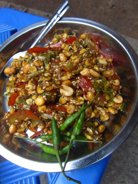 Laphet Thohk, Burmese Green Tea Salad Myanmar Traditional Food, Burmese Food Recipes, Myanmar Food Recipe, Burmese Recipes, Myanmar Food, Burmese Food, Food Noodles, Spicy Dip, Street Food Market