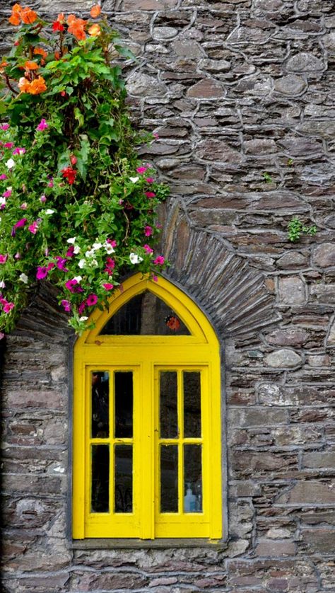 Jendela Vintage, Window With Flowers, Yellow Window, Windows Me, Flowers Yellow, Beautiful Windows, Window View, Unique Paintings, Window Boxes